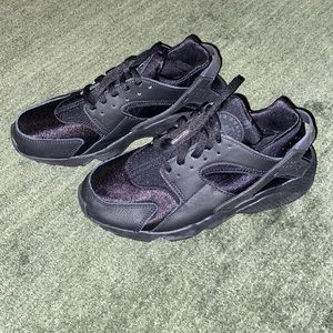 Black Nike Huaraches - Womens 7.5